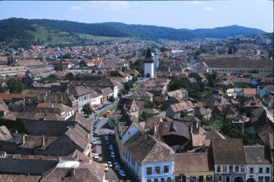 Vy över Mediasch från kyrktornet. Den medeltida stadskärnan har kvar sina slingrande gator och låga borgarhus från 1700- och 180